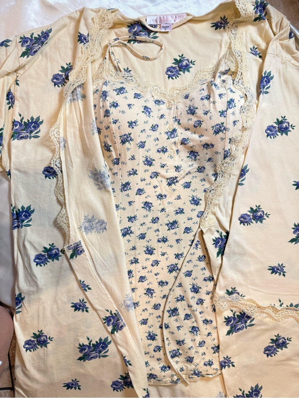 VICTORIA SECRET Medium Vintage Nightgown with Robe.